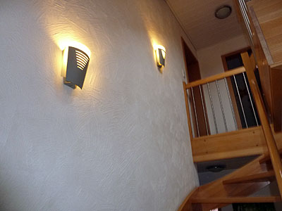 Vorher: Treppenaufgang mit Lampen