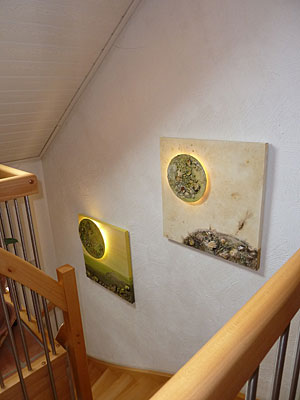 Wohnliche Gestaltung des Treppenaufgangs mit Lichtgemälden